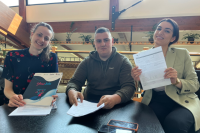 Tri mlade osobe potpisuju dokumente
